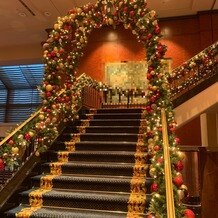 ウェスティンホテル東京の画像｜クリスマスシーズンのホテルの装花