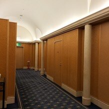 ウェスティンホテル東京の画像｜チャペルの前は入り組んだ廊下で雰囲気が出ると見るか面倒と見るか