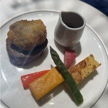 ウェスティンホテル東京の写真｜メイン料理のお肉。
上にフォアグラコロッケがのっている。