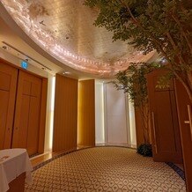 横浜ベイホテル東急の画像｜チャペルの前室。フラワーシャワーもここでできます