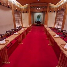 横浜ベイホテル東急の画像｜神殿は木の匂いのする、とても厳かな雰囲気です。赤の床がとても素敵です
