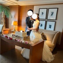 横浜ベイホテル東急の写真｜披露宴会場のスイートルームにてケーキ入刀シーン