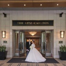 ザ・リッツ・カールトン東京の画像｜新郎新婦が衣装に着替えて正面玄関で記念撮影