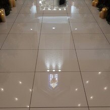 ウェディングスホテル・ベルクラシック東京の画像｜大理石のバージンロードに正面のステンドグラスが反射する