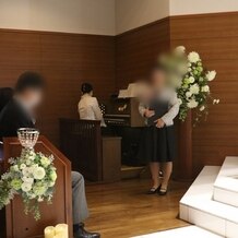 ウェディングスホテル・ベルクラシック東京の画像｜立っている女の方が挙式の司会です