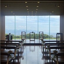 日本平ホテルの写真｜真正面に富士山が見えらように設計された挙式会場です。