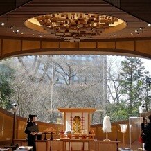 ホテル椿山荘東京の画像｜館内神殿(杜の宮)
庭の季節感も挙式の演出の一部になる