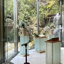 ホテル椿山荘東京の画像｜チャペル ルミエール 左からは庭園の滝がみえます！