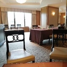 ホテル椿山荘東京の画像｜マホガニールーム、メインテーブルの脇にソファーがあり、座り心地抜群でした