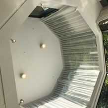 ホテル椿山荘東京の画像｜チャペルの天井が高く、光も入るため開放感があります。