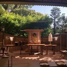 ホテル椿山荘東京の画像｜神殿の窓からは季節によって楽しめる景色が異なるそうです！
