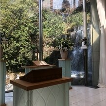 ホテル椿山荘東京の画像｜ルミエールから覗くと見える滝