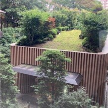 ホテル椿山荘東京の画像｜庭園内神殿の外観風景、外観にも屋上にも緑がいっぱいで素敵