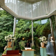 ホテル椿山荘東京の画像｜後ろに滝の水が流れていて美しい。吹き抜けのようになっていて圧迫感もない。