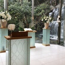 ホテル椿山荘東京の画像｜奥に入ると滝が見えます