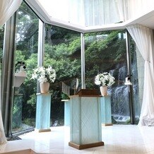 ホテル椿山荘東京の画像｜大きなユリの花の香りにつつまれ、滝も見える自然豊かなチャペルでした。自然光が入るのでとても綺麗です。