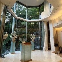 ホテル椿山荘東京の写真｜チャペル。滝が見えます。