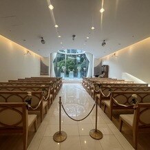 ホテル椿山荘東京の画像｜大きな窓の外には、都内で唯一の滝があります。
天井も高いです。