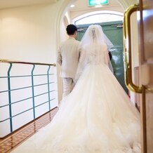 山手ヘレン記念教会／ローズホテル横浜の画像｜教会の扉を出た先も廊下が繋がっているので後姿を長く見送ってもらえます。