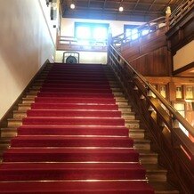 奈良ホテルの写真｜奈良ホテルといえば赤い階段。ここで写真を撮ってもらうことが夢でした。