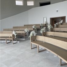RESORT ISLAND PASSAGE KINKAI（パサージュ琴海）の写真｜ゲストの方が着席する椅子です。段差があり、どのゲストでも挙式が見えやすいように工夫されています。