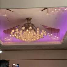 ホテルブリランテ武蔵野の写真｜照明の光の変化が煌びやか