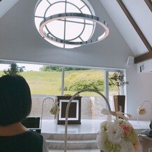 ガーデンレストラン　メープルヒル（Maple Hill）の画像｜白、大理石を基調とした式場