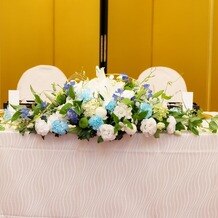 湊川神社・楠公会館の写真｜メインテーブルのお花