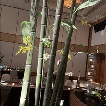 ＴＨＥ ＳＡＩＨＯＫＵＫＡＮ ＨＯＴＥＬ（長野ホテル 犀北館）の写真｜竹を使ったテーブルアレンジ
