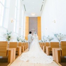 ホテル ボストンプラザ草津の写真｜挙式会場とドレスを後ろから