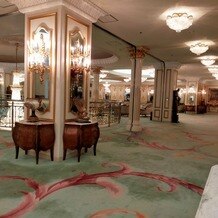 江陽グランドホテルの写真｜挙式フロアのロビー。
椅子がたくさん並び、自由に使って良いとのこと。