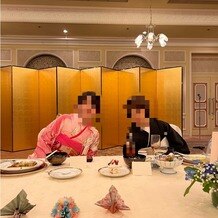 江陽グランドホテルの写真｜親族のみの食事会
大きな横長の円卓を利用
金屏風も設置していただきました。