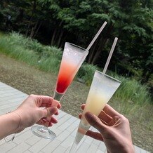 響 風庭 赤坂（HIBIKI）の画像｜披露宴会場付きのお庭にて、実際にウェルカムドリンクで選択可能な季節のドリンクをいただきました