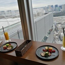 RESTAURANT LUKE with SKY LOUNGE（レストラン ルーク ウィズ スカイラウンジ）の画像｜当日朝の控え室の様子（シャンパンブランチ）