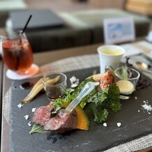 RESTAURANT LUKE with SKY LOUNGE（レストラン ルーク ウィズ スカイラウンジ）の画像｜最後は料理に使用した食材を丁寧にシェフ自ら説明していただきました。