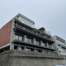 SCAPES THE SUITE（スケープス ザ スィート）の画像｜砂浜の方から見た建物