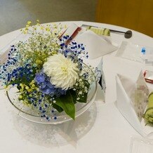 響 丸の内（HIBIKI）の画像｜テーブルにはリクエストしたかすみ草と紫陽花の花