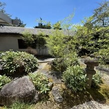 迎賓館　サクラヒルズ川上別荘の写真｜庭があり、木々が多くあります。