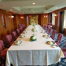 ホテル ザ・マンハッタンの画像｜家族のみの式、そして食事会を予定してます。長テーブルですとゲストと席が近くてとても良かったです。