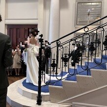 アーカンジェル迎賓館　天神の写真｜入口入ると大きな階段がありそこから2人が登場しました。