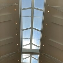 アーカンジェル迎賓館　仙台の画像｜挙式会場の上部

空が見えてとても気持ちがいいです。