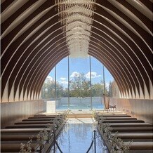 アーククラブ迎賓館　広島の画像｜木の温もりを感じられ、水鏡がとても綺麗なチャペルでした。