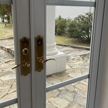 アーククラブ迎賓館　新潟の写真｜親族控室からお庭への出入口