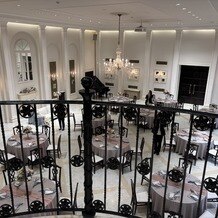アーヴェリール迎賓館　姫路の写真｜階段上からみた披露宴会場