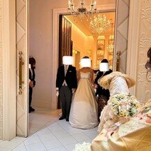 アーヴェリール迎賓館　富山の写真｜扉がしばらく開いており、ロビーのシャンデリアとチャペルのシャンデリアが高級感を出していました！