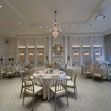 アーヴェリール迎賓館　富山の写真｜白基調とした披露宴会場