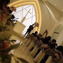 ヒルサイドクラブ迎賓館　八王子の画像｜ザ、結婚式とも言える雰囲気
会場も明るくて、生の歌の演出もよかったです。