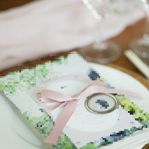 ティアラ・ザ クラシッククラブの写真｜デザインをお願いしたmessage cardと、席札に手作りのプロフィールブックをおきました