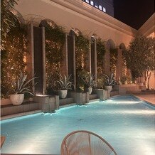 ベイサイド迎賓館　神戸の写真｜暗くなってからのガーデン