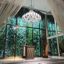 北山迎賓館の画像｜挙式会場のバックの緑は、年中色が変わらないように、明るさも天気で変化しないよう、に工夫されている。